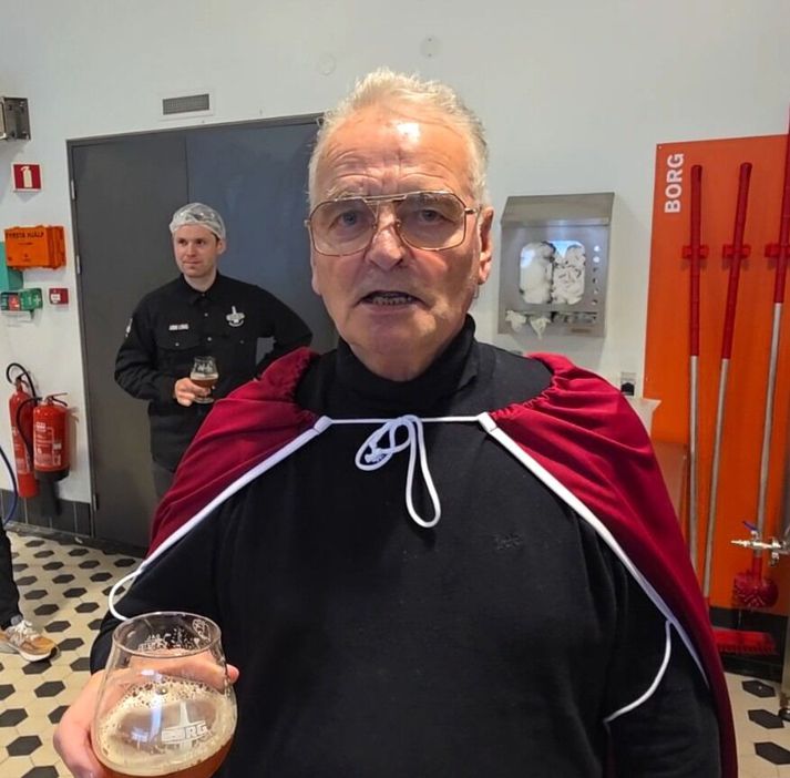 Guðni Ágústsson með nýja bjórinn, Kinnhest, sem hann er alveg viss um að eigi eftir að slá í gegn. Bjórinn fer í almenna sölu í haust hjá ÁTVR.