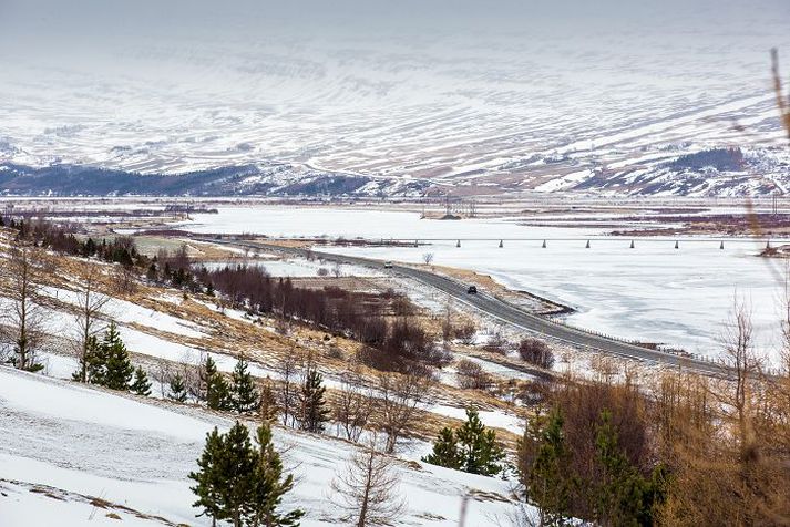 Áform um línulögn yfir útivistarsvæði og við flugvöllinn á Akureyri hafa valdið deilum.