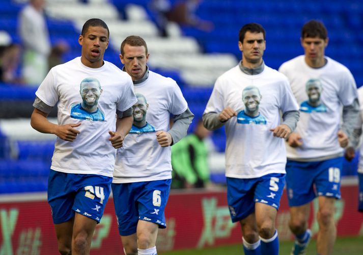 Leikmenn liðanna hituðu upp í bolum til heiðurs Fabrice Muamba.