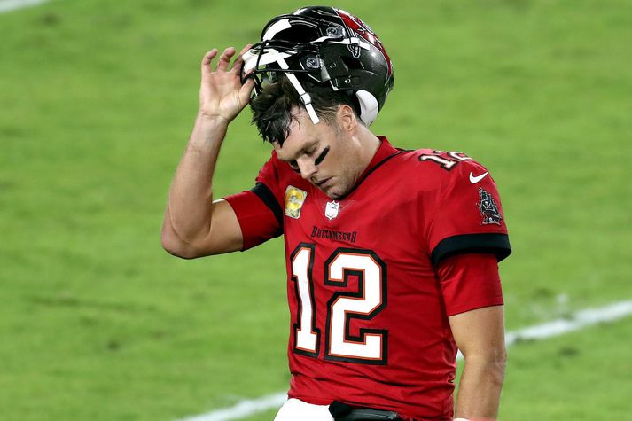Hinn síungii Tom Brady þarf að spila einum leik meira í titilvörninni á næstu leiktíð.