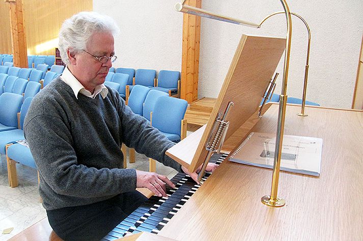 Jóhann Baldvinsson organisti æfir á nýja orgelið.