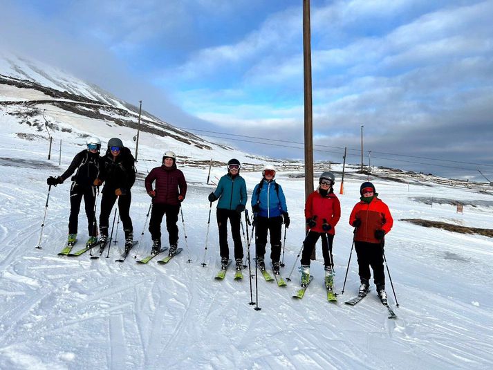 Starfsfólk við fjallamennskudeildina segist litlu nær um framtíð námsins. Umsóknarferlið fyrir næsta skólaár eigi að hefjast bráðum og tíminn sé því naumur. 