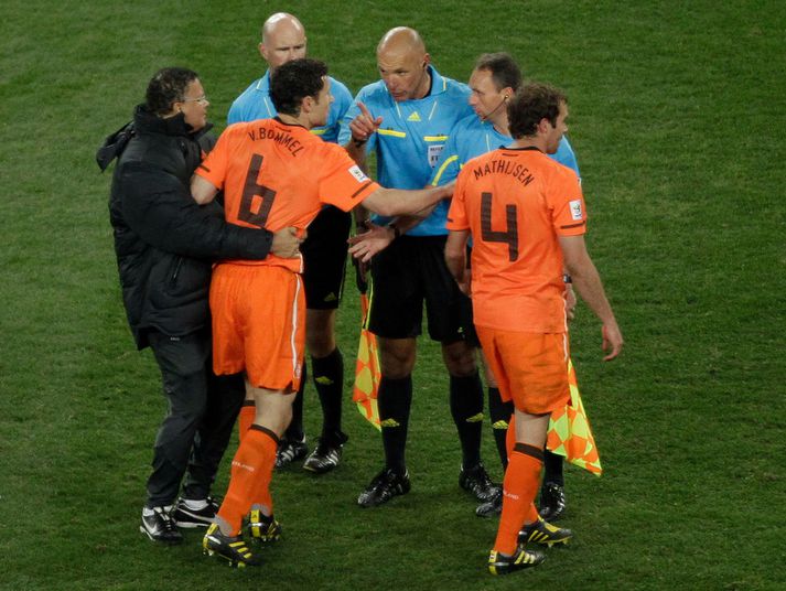 Howard Webb hafði í nóg að snúast í úrslitaleik HM.