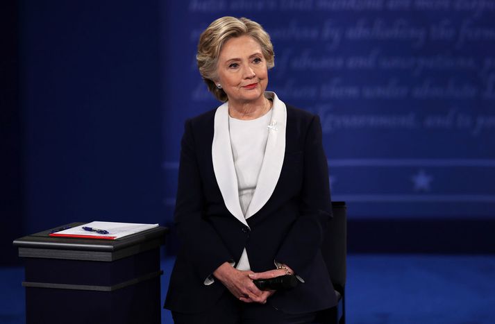 Hillary Clinton hefur dalað verulega í skoðanakönnunum vegna atburða síðustu daga.