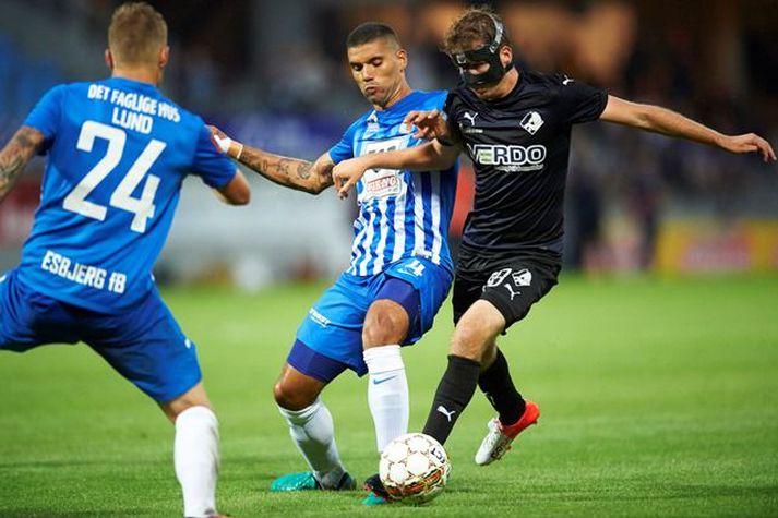 Victor í baráttunni í leik Esbjerg og Randers á föstudaginn.