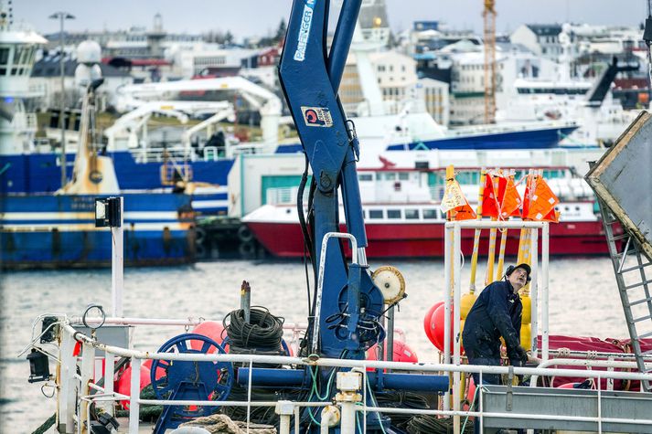 Útflutningsverðmæti sjávarafurða og þar með útflutningstekjur sjávarútvegsfyrirtækja hafa ekki verið minni í krónum talið en í fyrra síðan árið 2008. Samdráttinn má að mestu rekja til styrkingar á gengi krónunnar þó sjómannaverkfallið í byrjun ársins hafi vissulega haft sitt að segja. Skuldastaða atvinnugreinarinnar er þó áfram afar sterk og eiginfjárhlutfallið yfir 40 prósent. 