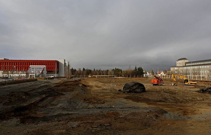 Hús íslenskra fræða rís í nágrenni Þjóðarbókhlöðunnar þar sem stúdentar lesa til prófs.