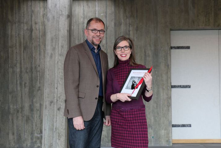 Hér sést þegar Lárus Blöndal, stjórnarmaður í Lestrarfélaginu Krumma, afhendir Sigurbjörgu Þrastardóttur Rauðu hrafnsfjöðrina í fyrra.