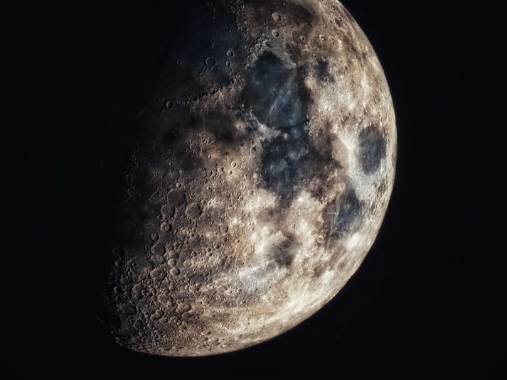 Máni fer til Tunglsins og á meðal annars að skoða mögulega lendingarstaði fyrir geimfara framtíðarinnar.