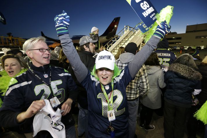 Hópur stuðningsmanna Seattle tók á móti liðinu á flugvellinum þar í borg.