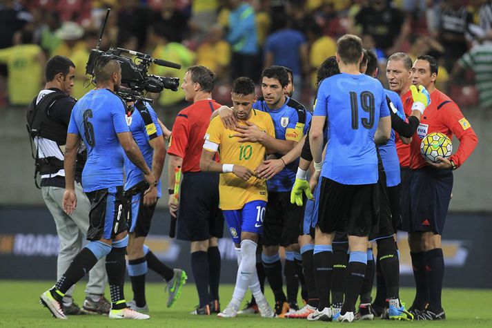 Hegðun Neymar í leiknum gegn Úrúgvæ þótti ekki til fyrirmyndar. Hér þarf vinur hans, Luis Suarez, að róa hann niður.