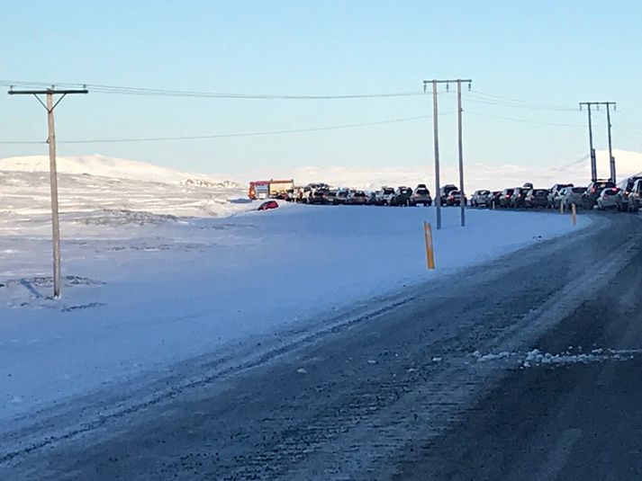 Töluverð umferðarteppa myndaðist á meðan viðbragðsaðilar athöfnuði sig á vettvangi.