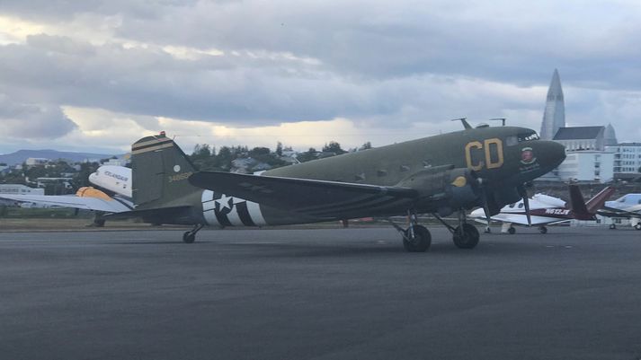 "Betsy's Biscuit Bomber“ ekið inn á flugstæðið í kvöld. Fyrir aftan sést í Pál Sveinsson.