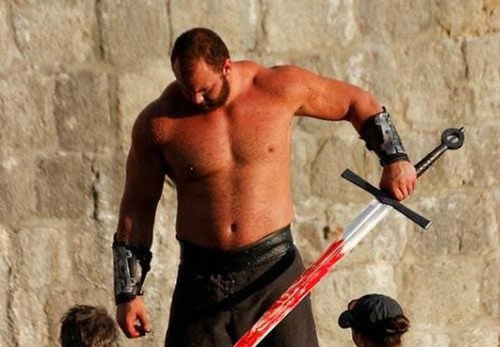 Hafþór Júlíus Björnsson við tökur á Game of Thrones. Trúlega er þetta í fjórðu seríu, í bardaganum við Oberyn Martell þar sem Fjallið hafði betur eftir magnaða bardagasenu.