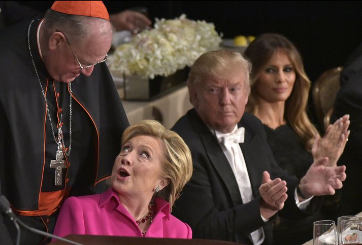 Dolan kardináli ásamt Hillary Clinton, Donald Trump og Melaniu, eiginkonu Trumps, á góðgerðarkvöldi kaþólsku kirkjunnar í New York, þar sem brandararnir fuku.