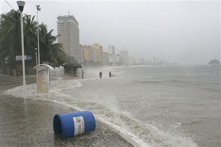 Strandlengja Acapulco í gær. Fremur ókræsilegt um að litast.