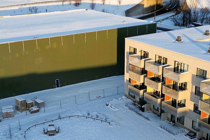 Hér má sjá „græna gímaldið“ og blokk Búseta.