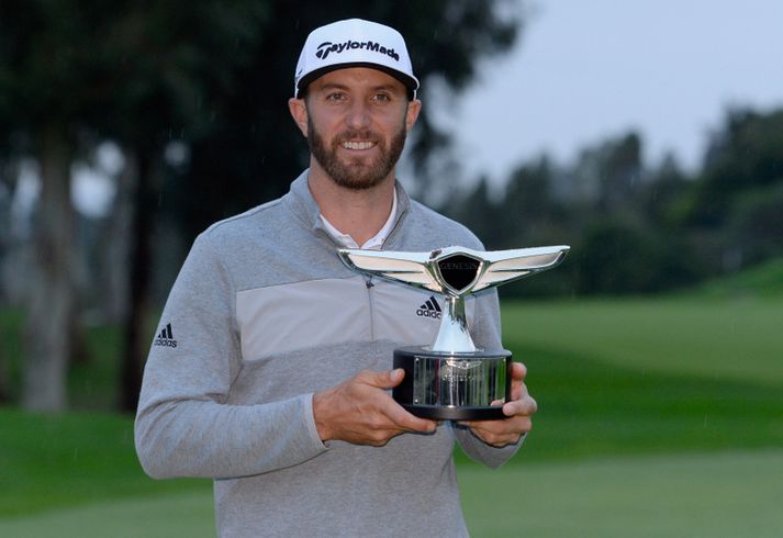 Dustin Johnson með bikarinn eftir sigurinn á Genesis Open um helgina.