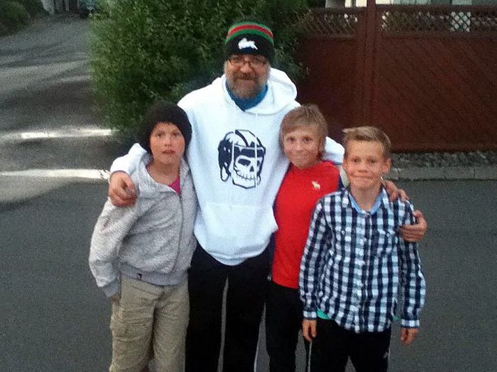Vinirnir Ágúst, Sverrir og Þórir fengu mynd af sér og nágranna sínum Russell Crowe í fyrrakvöld.