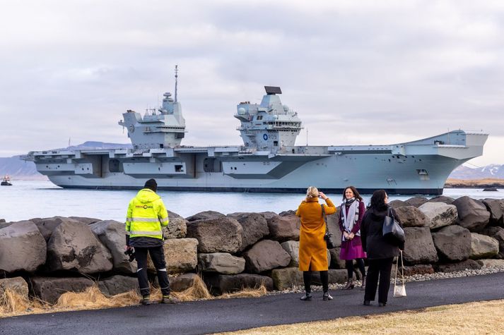 Breska flugmóðurskipið HMS Prince of Wales siglir inn til Reykjavíkur í morgun.