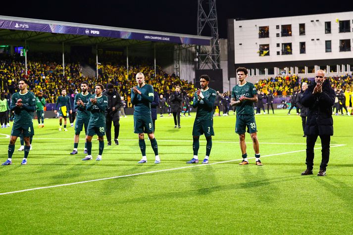 Erling Braut Haaland og félagar í Manchester City þakka stuðningsmönnum City fyrir stuðninginn í kuldanum í Bodö.