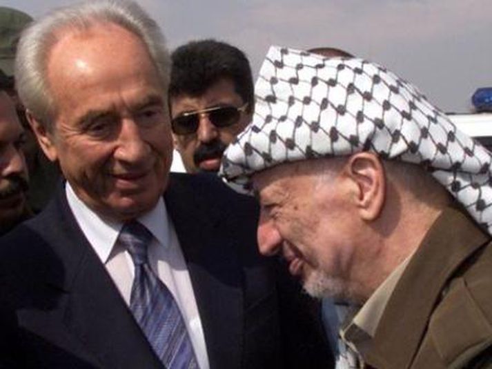 Símon Perers og Yasser Arafat.