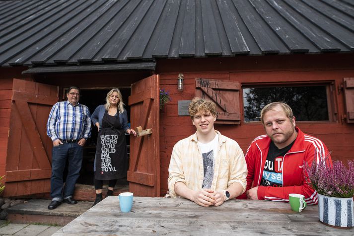 Hjónin Magnús og Ragnheiður, ásamt sonum sínum Guðmundi og Hauki. Öll eru þau samtaka í að gera vel við gesti sína í Tjöruhúsinu, sem þau tóku við árið 2004.