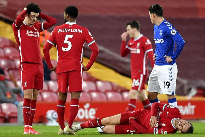 Jordan Henderson liggur sárþjáður í grasinu eftir að hafa meiðst í leik Liverpool og Everton á Anfield um síðustu helgi.