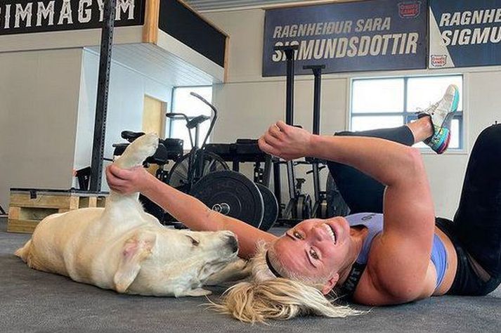 Sara Sigmundsdóttir bregður á leik með Simba sínum.