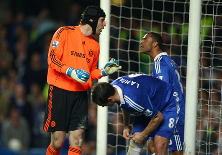 Petr Cech og Ashley Cole ræða saman.