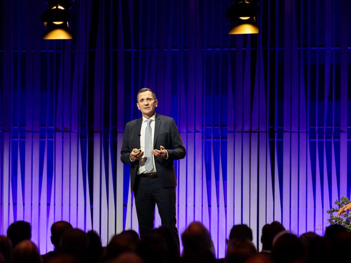 Hörður Arnarson lætur af starfi forstjóra Landsvirkjunar eftir sautján ár. Að sögn stjórnarformanns hefði leit að eftirmanni hans hafist í haust eða vetur.