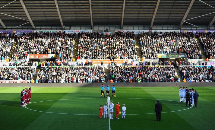 Leikmenn og áhorfendur minntust Gary Speed fyrir leikinn.