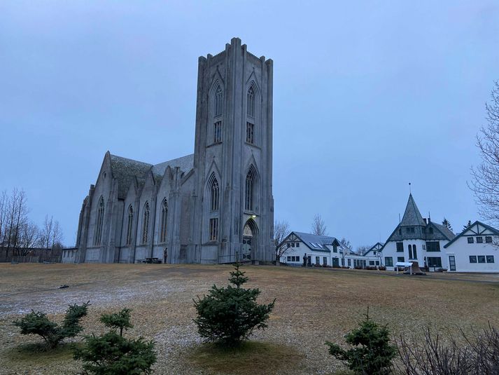 „Ég bið fyrir öllum en sérstaklega þeim sem ráða þessum reglum að íhuga málin með visku og leiðrétta þetta óþægilega misræmi,“ segir biskupinn.