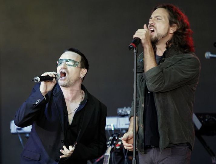 Bono og Eddie Vedder, söngvari Pearl Jam, sungu lagið Rockin in the Free World.