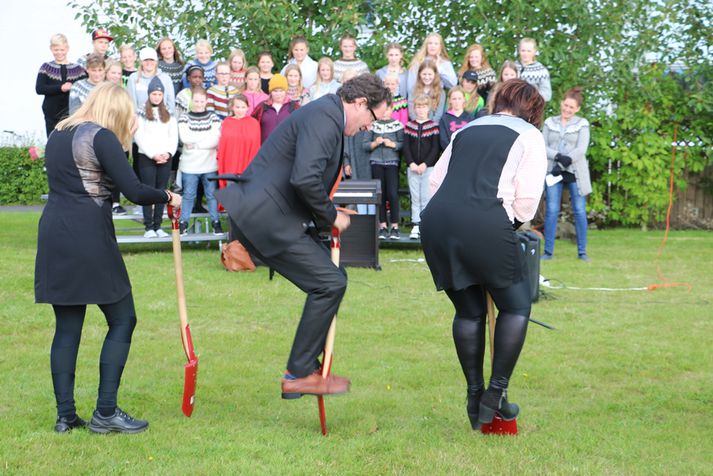 Kristján Þór þurfti að hoppa vel á skóflunni þannig að hún næði vel í gegnum grasið og jarðveginn. Sömu sögu var að segja um Ólöfu og Lilju.