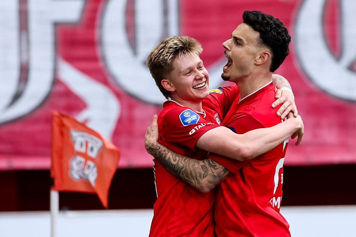 Kristian Hlynsson og Stav Lemkin fagna marki Kristians gegn Feyenoord í dag.