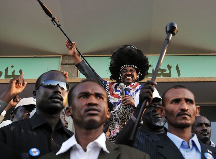 Stríðsglæpirnir voru framdir í stjórnartíð Omars al-Bashir (með spjót). Honum var steypt af stóli í valdaráni árið 2019 og fangelsaður fyrir spillingu. Alþjóðlegi sakamáladómstóllinn gaf út ákæru á hendur Bashir árið 2009. Súdönsk stjórnvöld hafa nýlega lýst yfir vilja til að framselja hann svo hægt verði að rétta yfir honum.