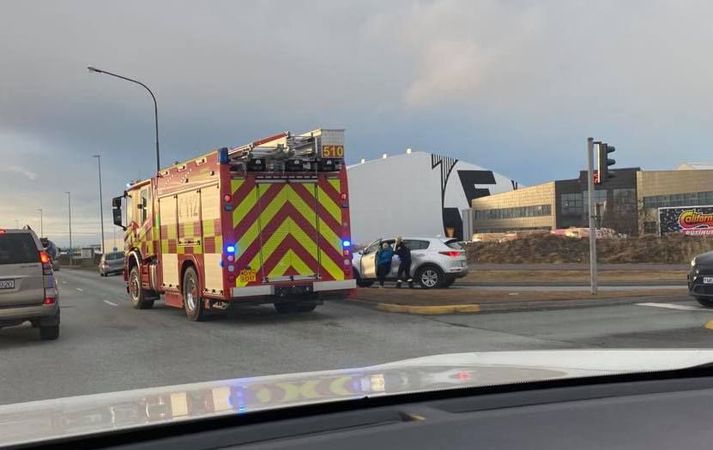 Frá vettvangi á Reykjanesbraut í dag.