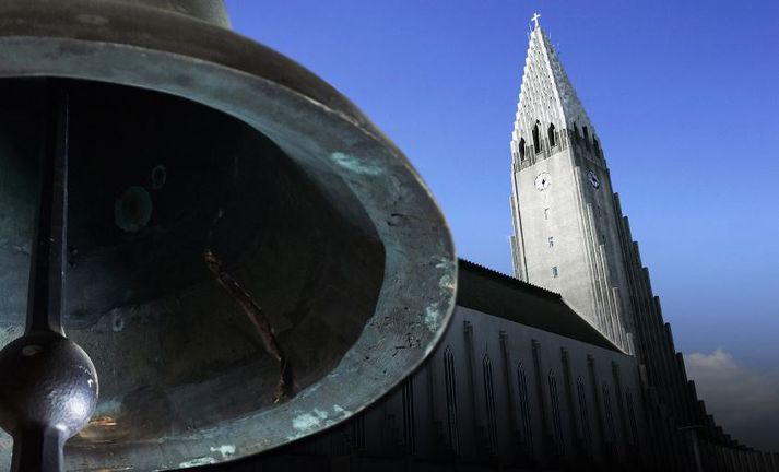 Búnaðurinn sem keyrir klukkur Hallgrímskirkju er úreltur og ekki hefur verið hægt að hringja þeim síðastliðna tvo mánuði.