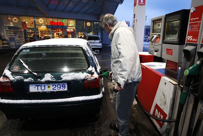 Auk hækkunar á bensín- og olíugjaldi bætist við nýr kolefnisskattur, sem er 2,60 eða 2,90 krónur á hvern lítra.Fréttablaðið/Stefán