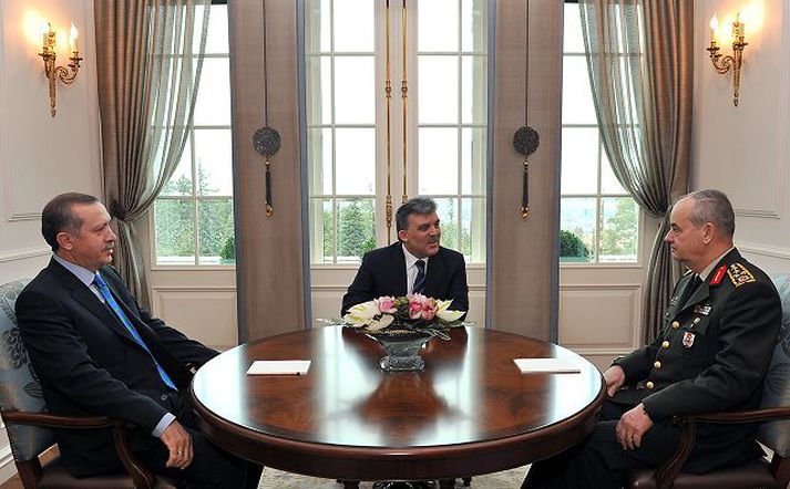 Erdogan forsætisráðherra, Gül forseti og Basbug herforingi. Fréttablaðið/ap