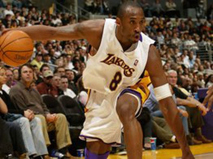Tveir áratugir eru síðan einn maður hefur verið jafn grimmur í stigaskorun  í NBA-deildinni og Kobe Bryant í vetur, en hann sló öll met hjá LA Lakers í þeirri tölfræði
