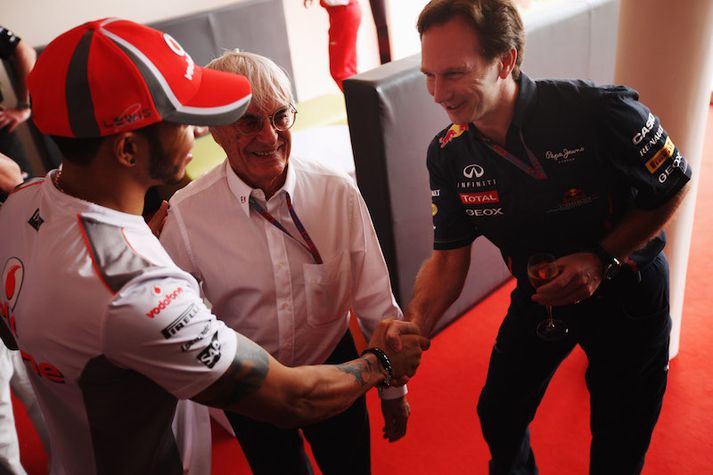 Lewis Hamilton hittir Christian Horner og Bernie Ecclestone.