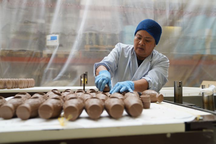 Verið var að undirbúa síðustu eggin fyrir þessa páska en framleiðsla páskaeggja hófst um áramótin.