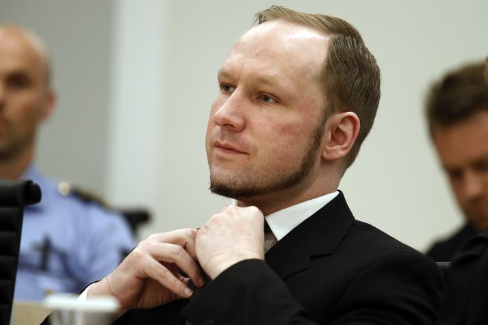 Breivik afplánar nú 21 árs fangelsisdóm fyrir að drepa 77 manns á eyjunni Útey árið 2011.