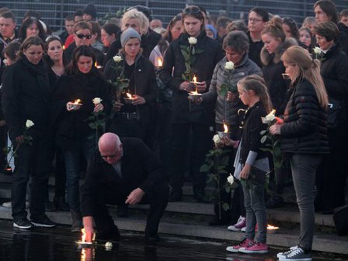 Faðir Hannesar, Helgi Vilhjálmsson, fleytti kerti til minningar um son sinn við Lækinn í Hafnarfirði í gærkvöldi.