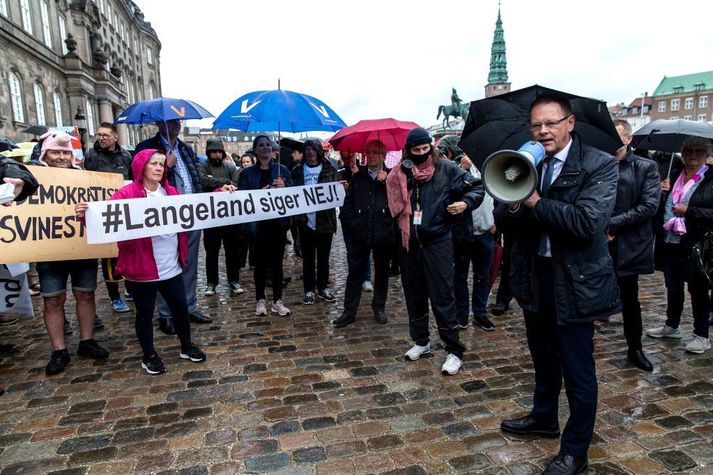 Um 250 íbúar á Langalandi lögðu leið sína til Kaupmannahafnar í gær til að mótmæla áætlunum fyrir utan Kristjánsborg.