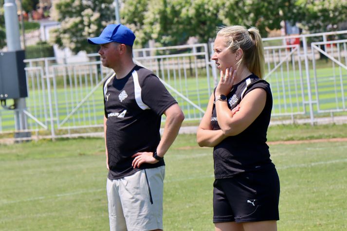 Halldór og aðstoðarþjálfarinn Margrét Magnúsdóttir fylgjast með æfingu U19 landsliðsins. 