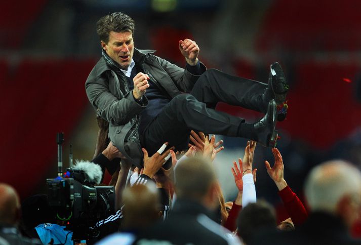 Laudrup er hér tolleraður af lærisveinum sínum um síðustu helgi.
