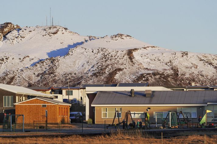 Frá Grindavík. Fjallið Þorbjörn er í baksýn en á honum er töluvert af fjarskiptabúnaði.